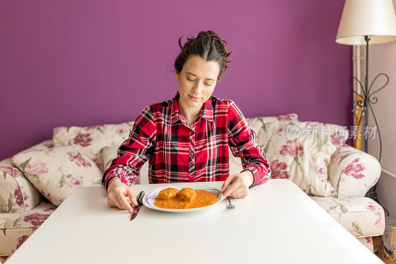 年轻女子在艰难时期从家庭食物中找到快乐