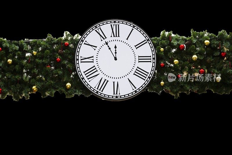 新年钟显示新年前5分钟的时间。倒计时庆祝新年的概念背景。