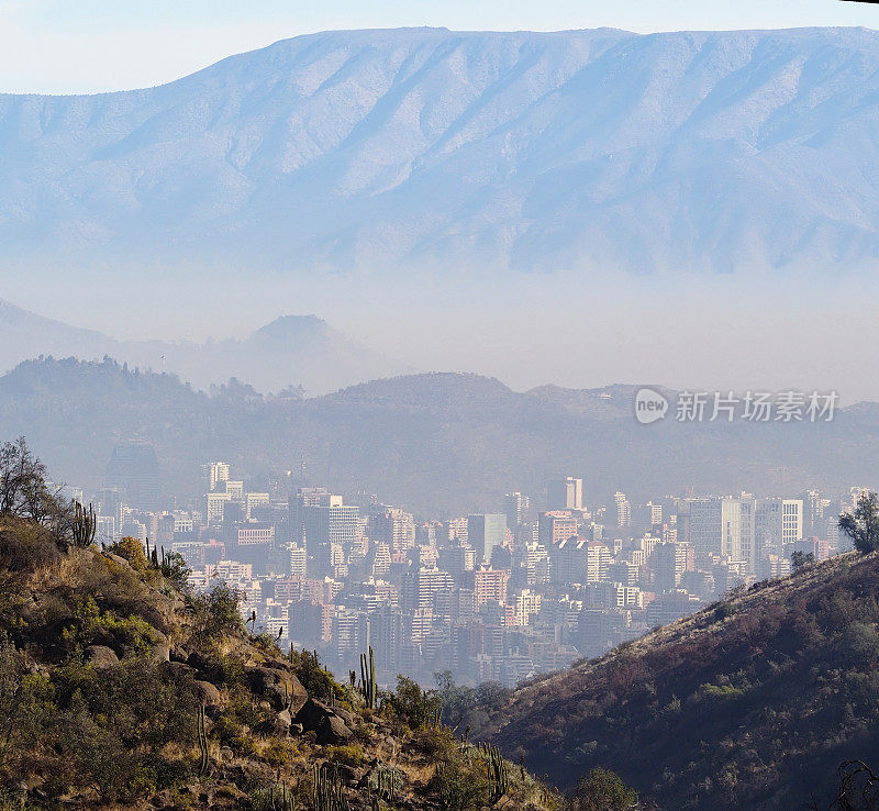 烟雾污染笼罩着智利首都圣地亚哥