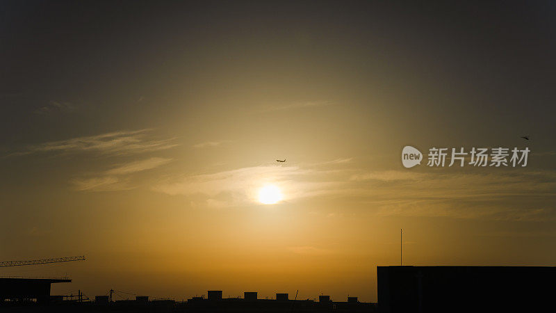 太阳从成都上空升起。