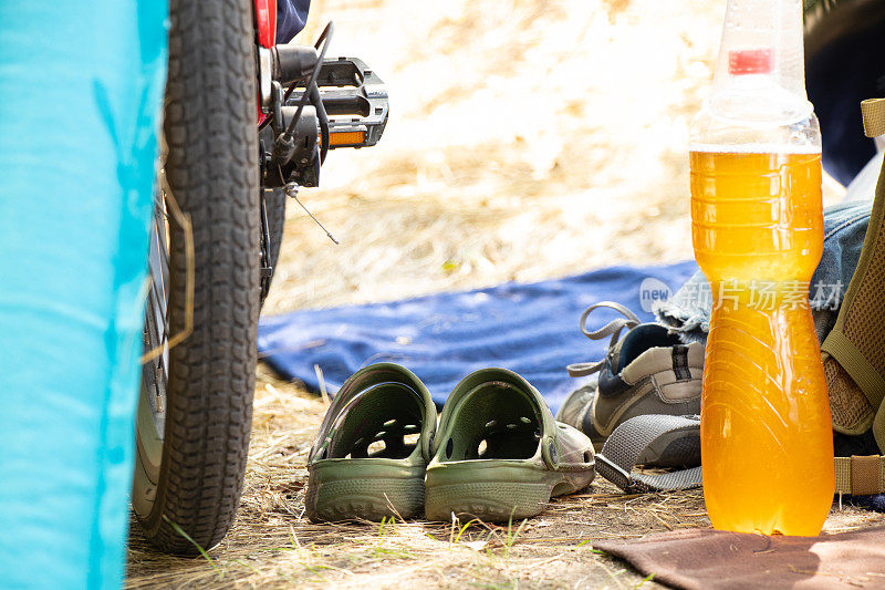 旁边放着一个装着啤酒、鞋子和自行车的塑料瓶，这是乌克兰的户外娱乐、野餐和生活方式