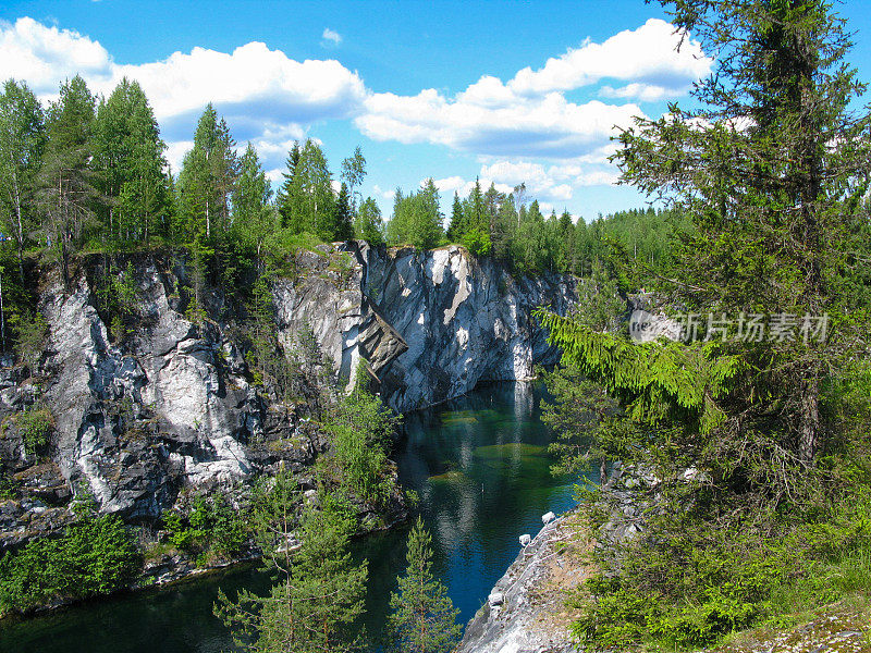蓝色的湖泊和大理石岩石与松林。