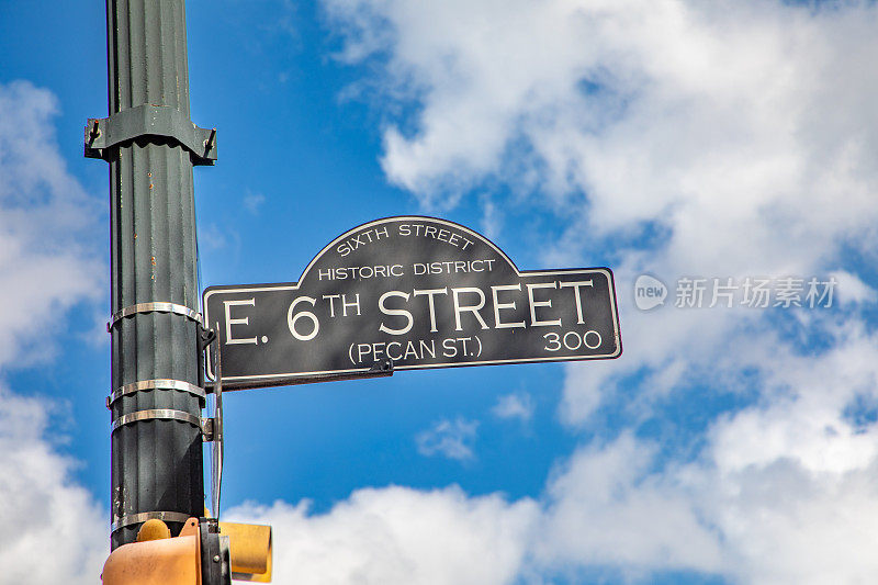 街道标志第六街-山核桃街-在奥斯汀，德克萨斯州，历史街区，美国
