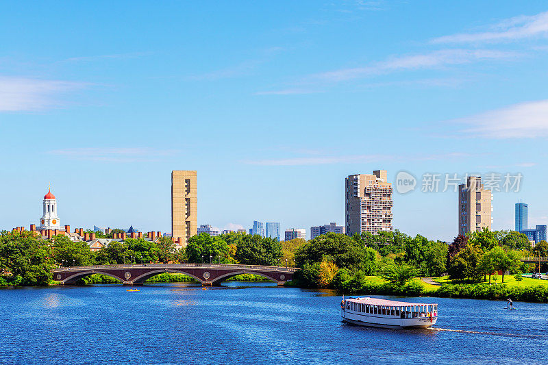 横跨查尔斯河的约翰威克斯大桥——马萨诸塞州剑桥市