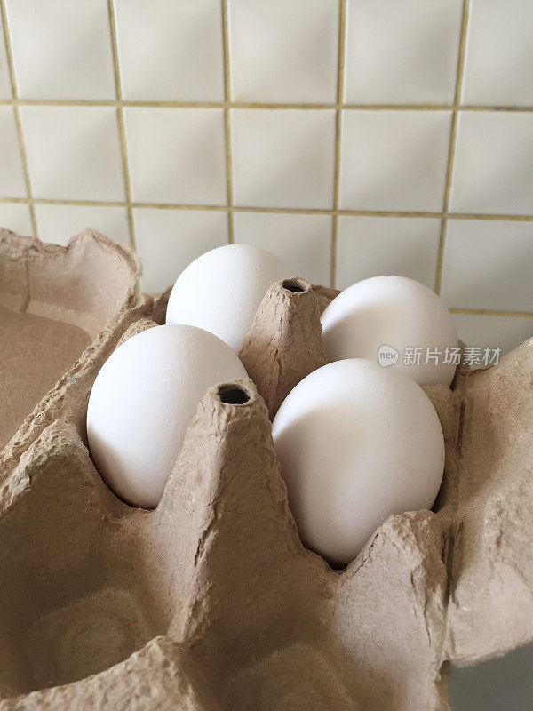 鸡蛋盒里的鸡蛋放在厨房柜台上