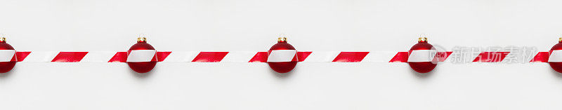 概念2019-nCoV期间的2021年新年和圣诞节。红球和禁止带在浅色背景上平铺顶视图。呆在家里。隔离。禁止的假期。无缝模式