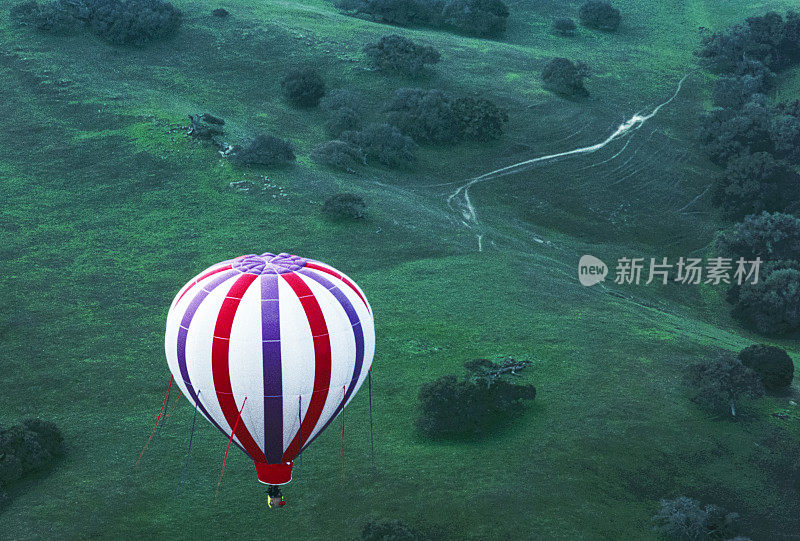 热气球在卡梅尔山谷上空飞行