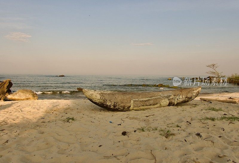马拉维湖岸边的旧独木舟