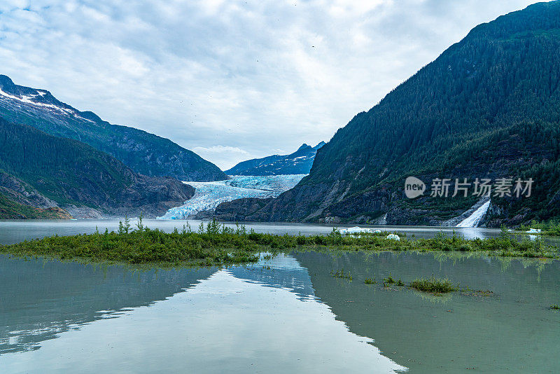 阿拉斯加朱诺的门登霍尔湖和门登霍尔冰川景观