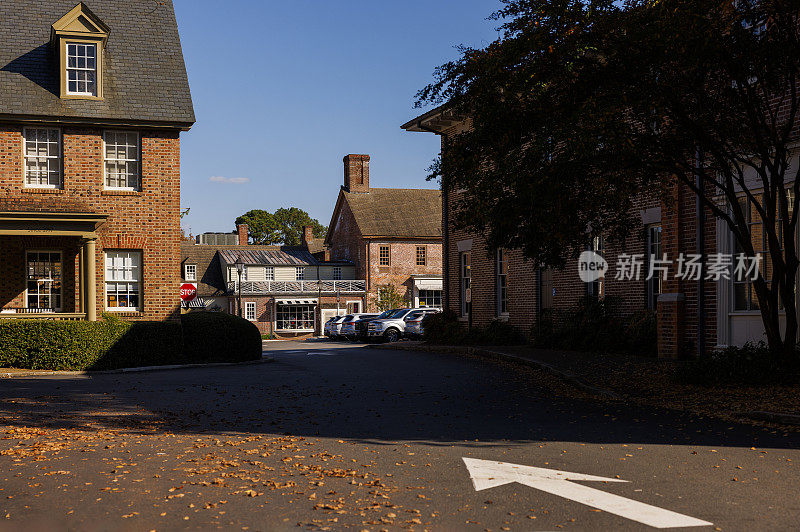 通往弗吉尼亚殖民地威廉斯堡商人广场的通道被落叶覆盖