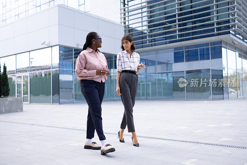 无忧无虑的女企业家边走边聊。