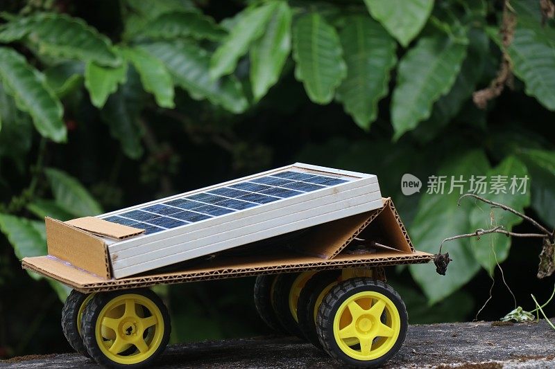 家用太阳能汽车。太阳能电池板运行的车轮上的直流电机使模型车工作，并显示能量转换的过程