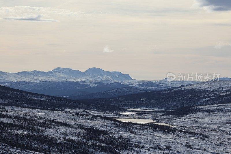 从挪威Dovrefjell国家公园俯瞰Rondane国家公园