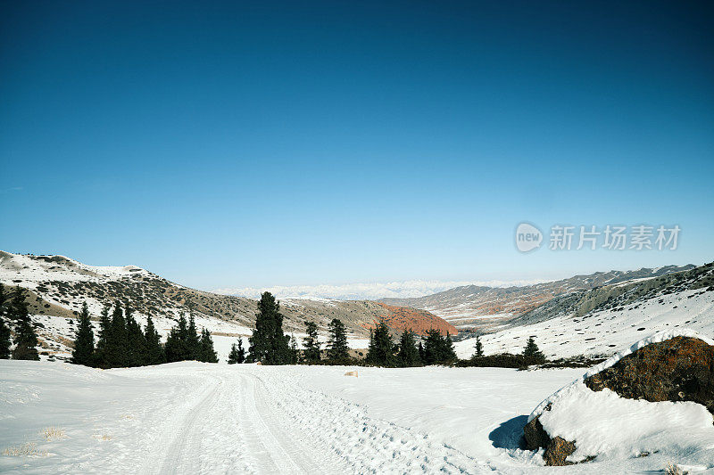 天山山景在一个阳光明媚的冬日