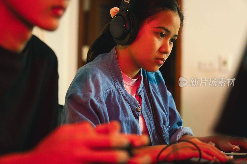 亚洲战队年轻人在家里的客厅紧张地玩着电子竞技游戏。