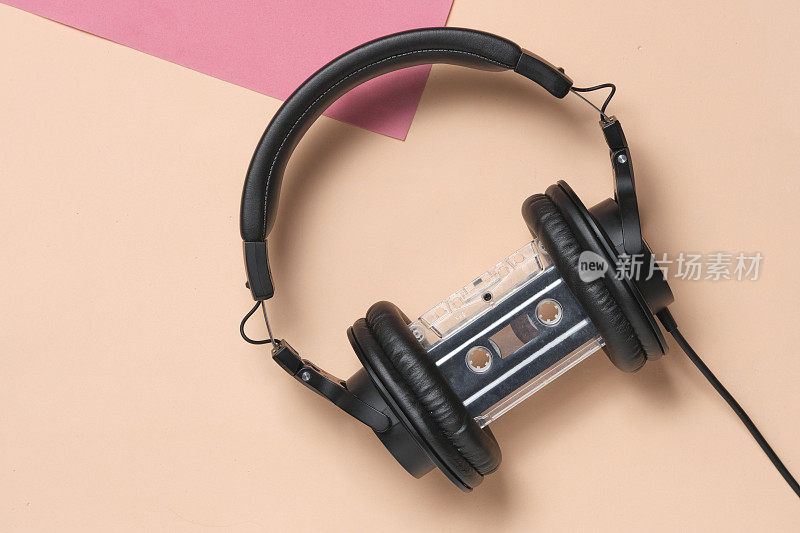 耳机和音频磁带米色复古背景。