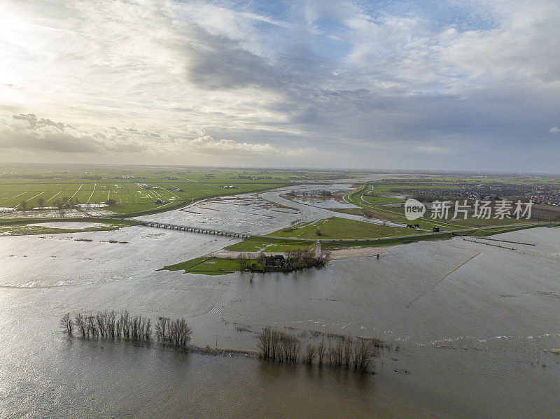 威瑟姆暴雨后，雷维迪普绕道河滩溢流的艾瑟尔河