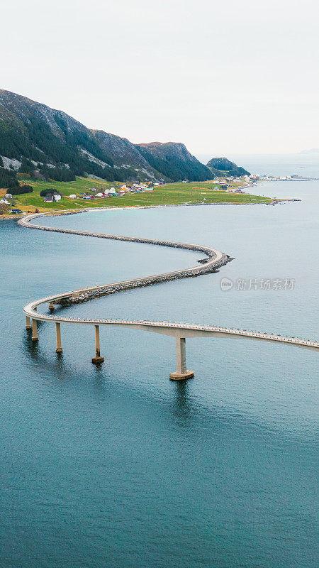 鸟瞰现代跨海大桥到挪威的岛屿