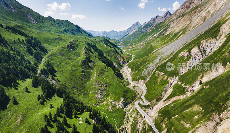 俯瞰意大利阿尔卑斯山蜿蜒的道路