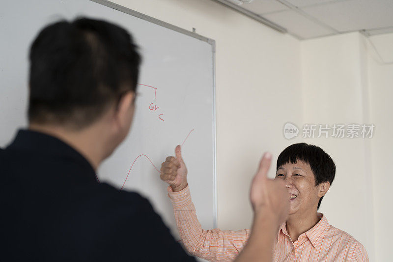 在会议中讨论的男女高级办公室商务人士，聪明，休闲专业，不穿西装或正装