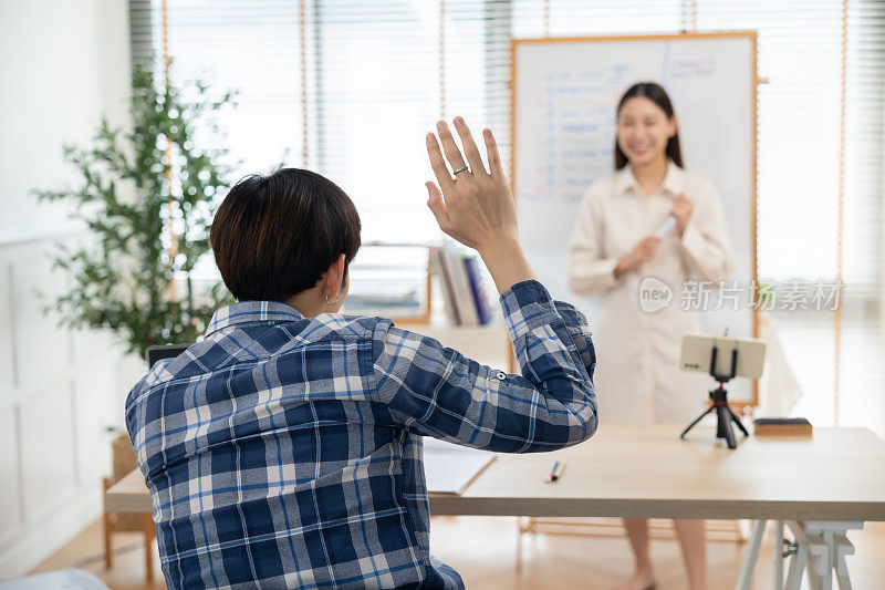 商务人士在家庭办公室向合作伙伴介绍新项目。年轻的女商人在会议室里做报告。