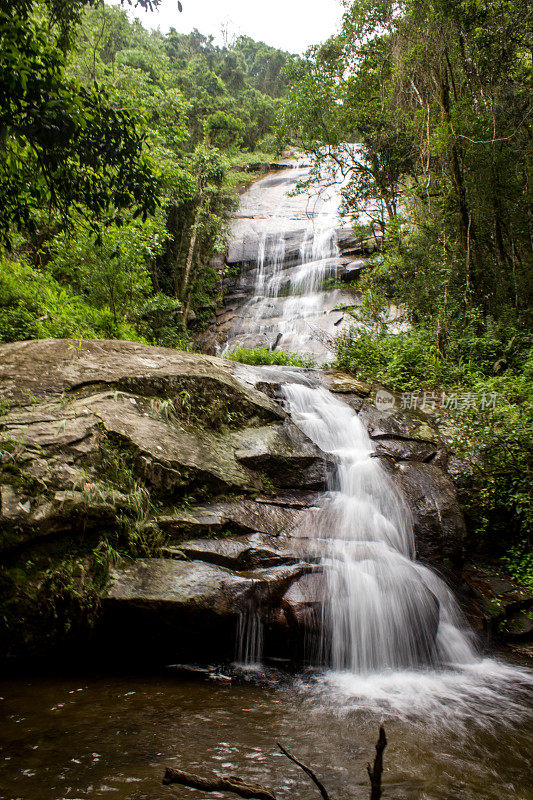 一个隐藏在南非马戈巴斯克热带雨林中的高瀑布。