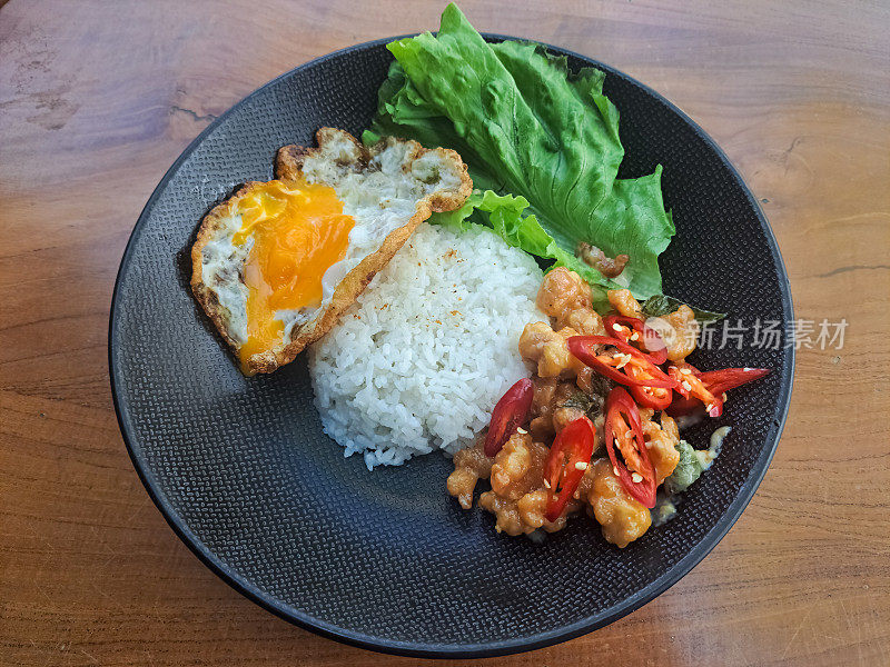 美味酪乳鸡饭，单面朝天，辣椒碎，盐和生菜。食品菜单。