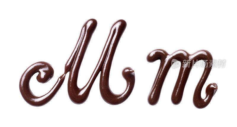 由融化的巧克力制成的拉丁字母的大小字母M，孤立在白色的背景上