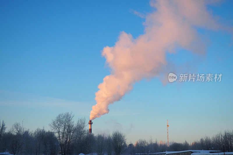 从工厂烟囱冒出来的烟。生态污染。空气排放污染森林。工业废料。工业冶金厂排放。雾霾和恶劣的生态。冬季集中供热