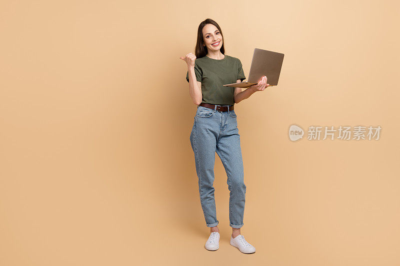 亚马逊shopify服务上的女销售经理的全身照片，使用笔记本电脑点指模型，在米色背景上隔离价格