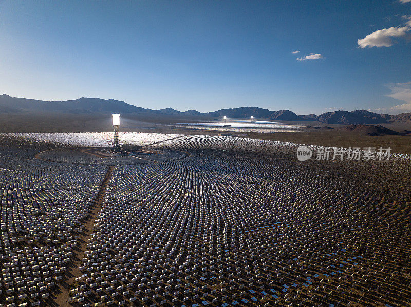 莫哈韦沙漠伊凡帕太阳能发电设施的无人机视图