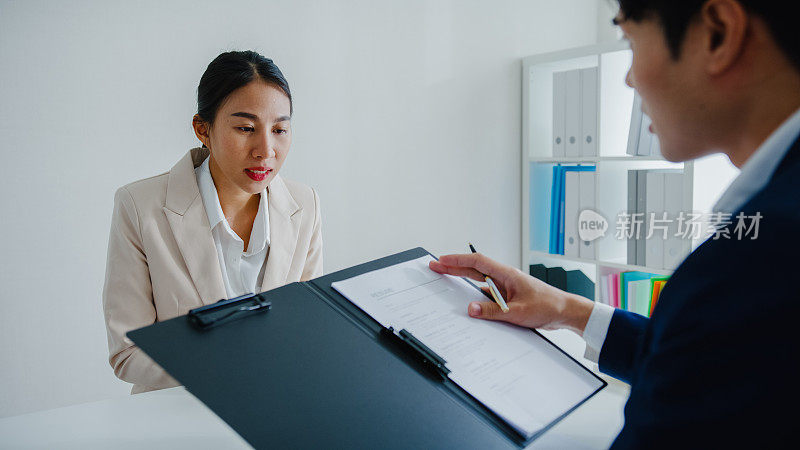 年轻的亚洲女性通过面试，坐在办公室的人力资源经理面前。人力资源，招聘机构。