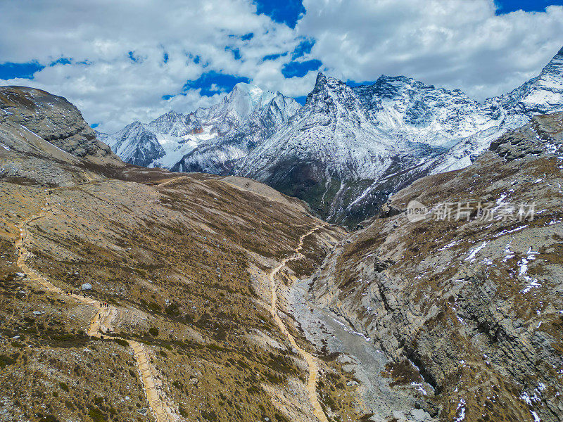 美丽的绿松石湖被称为牛奶湖，亚丁自然保护区五色湖，亚丁风景区位于中国四川稻城