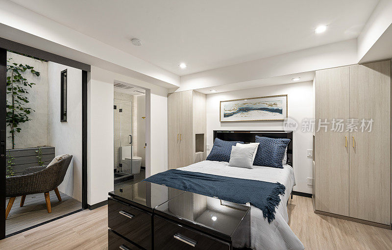 现代卧室设计与别致的蓝色和白色床上用品