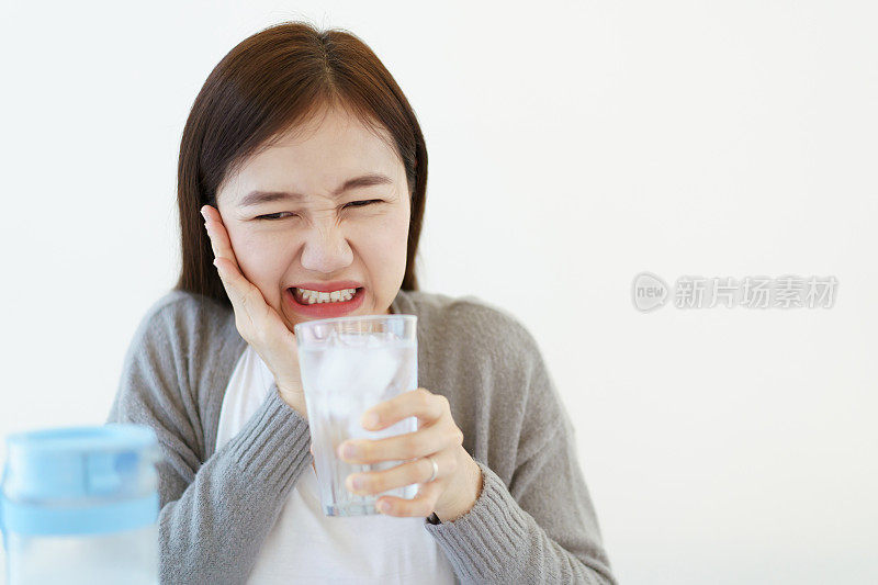 喝凉水的女人牙痛。