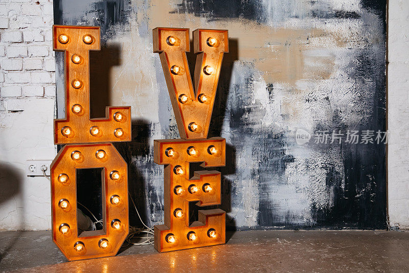 照明“爱”字幕字母装饰