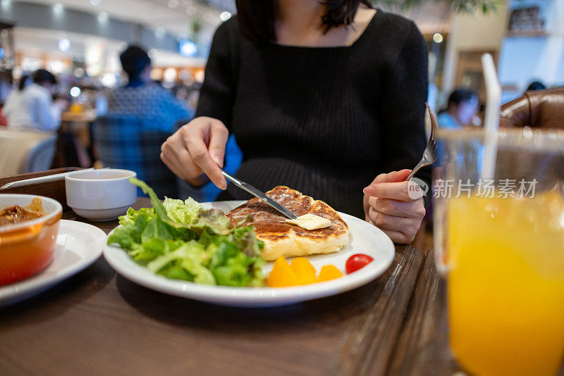 孕妇在咖啡馆吃午饭