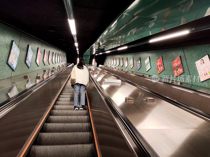 香港鲗鱼涌地铁站自动扶梯上的乘客