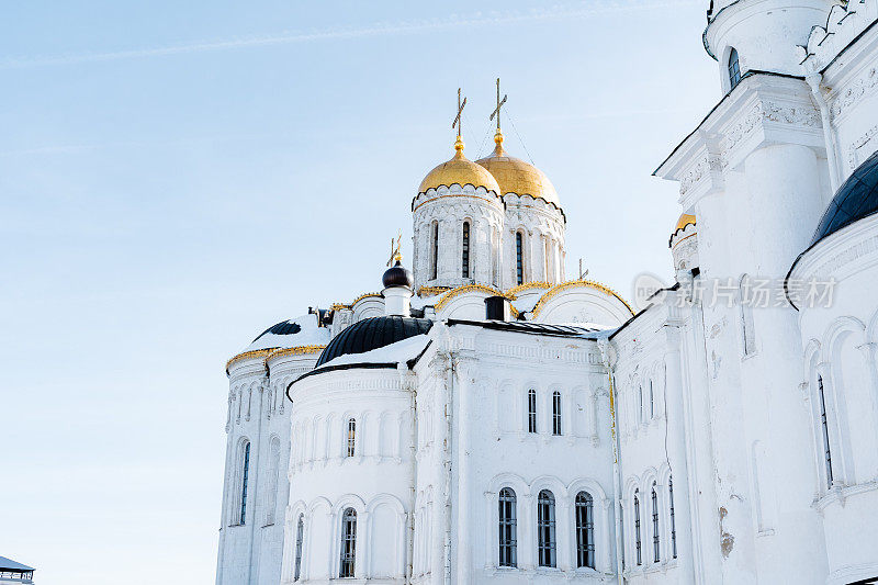 俄罗斯弗拉基米尔圣母升天大教堂的白墙，这是一座有着金色圆顶的东正教教堂。