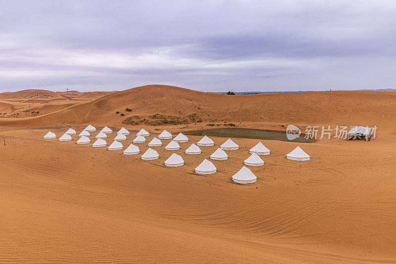 腾格里沙漠中的露营地