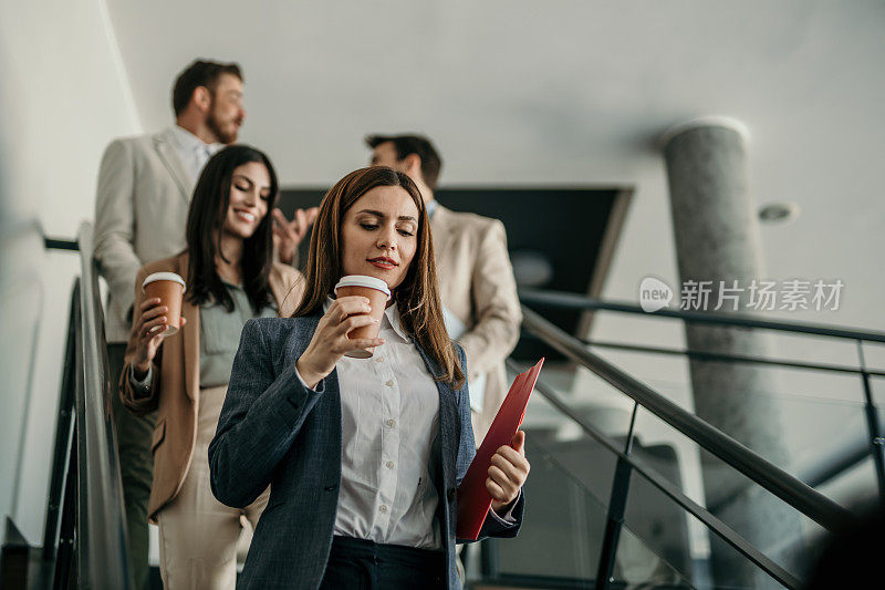 一群同事走下楼梯