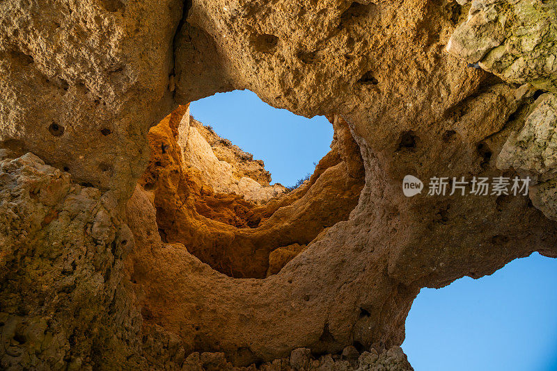 从葡萄牙阿尔加维拉各斯的天然拱门中欣赏到的壮丽景色