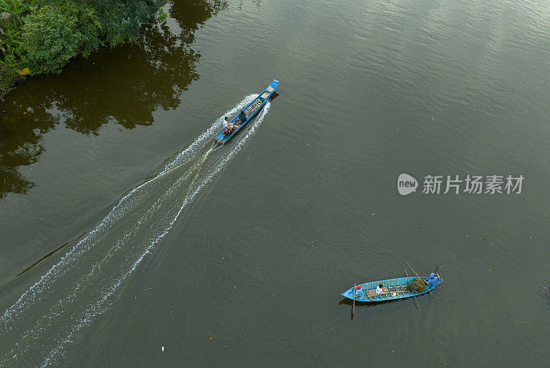 一天下午，越南农民在金茂省的一条小运河上撒网捕鱼