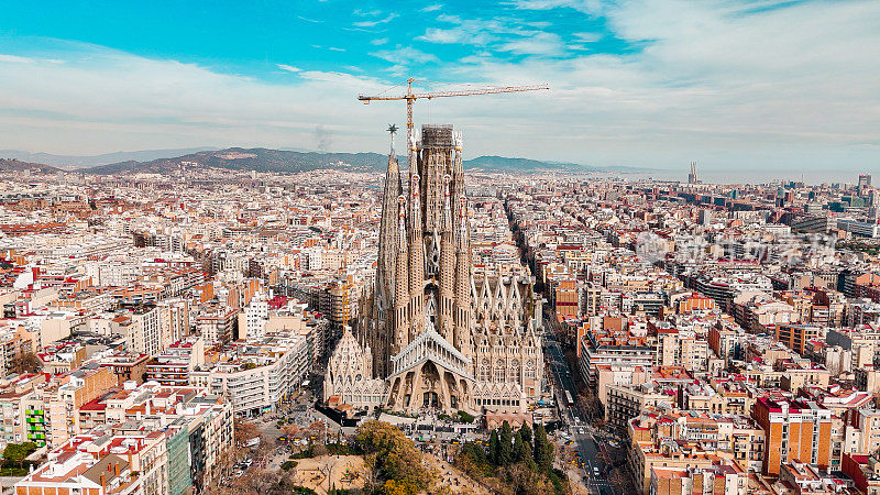 鸟瞰西班牙加泰罗尼亚巴塞罗那的圣家大教堂鸟瞰巴塞罗那Eixample住宅区和圣家大教堂，欧洲最著名的旅游目的地