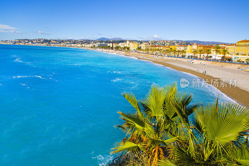 美丽的蓝绿色海水在地中海尼斯，法国里维埃拉，法国。