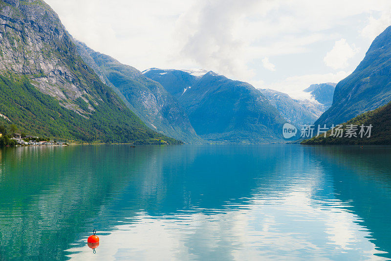 雄伟的夏季景观与水晶蓝湖，冰川和绿色的山脉在挪威