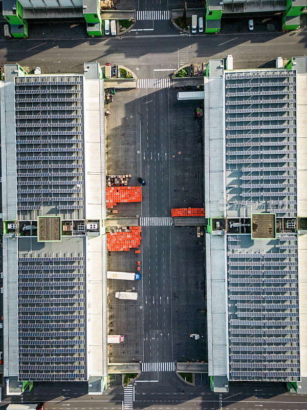 葡萄牙的物流中心鸟瞰图，上面有太阳能电池板和相关的车队