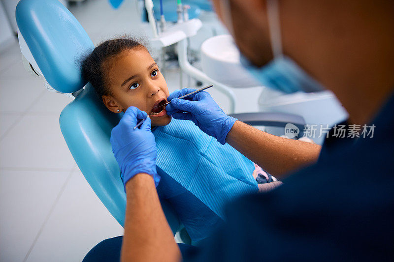小黑人女孩在牙医诊所预约。