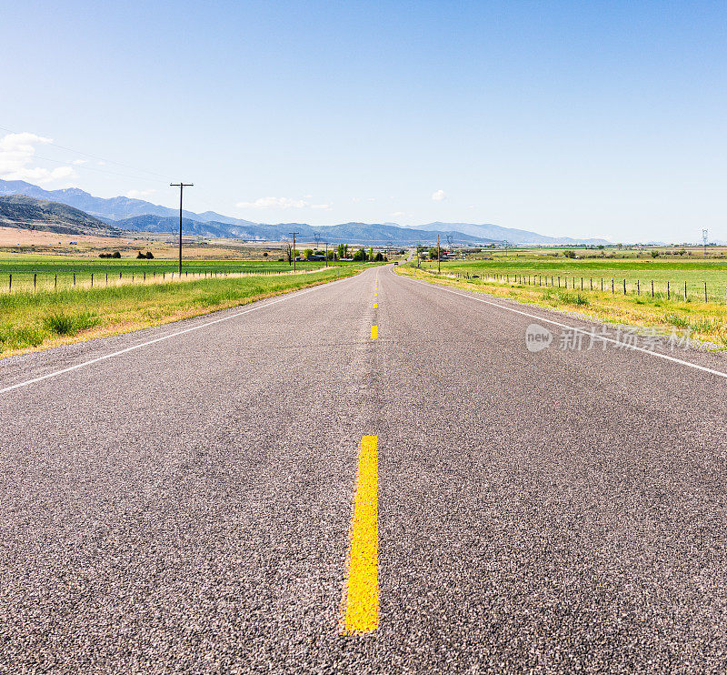 又长又宽的乡村公路