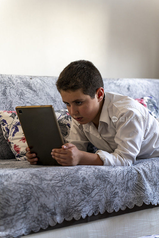 一个男孩在使用平板电脑。